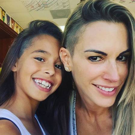 Joana Machado com a filha Vitoria com cabelos raspados