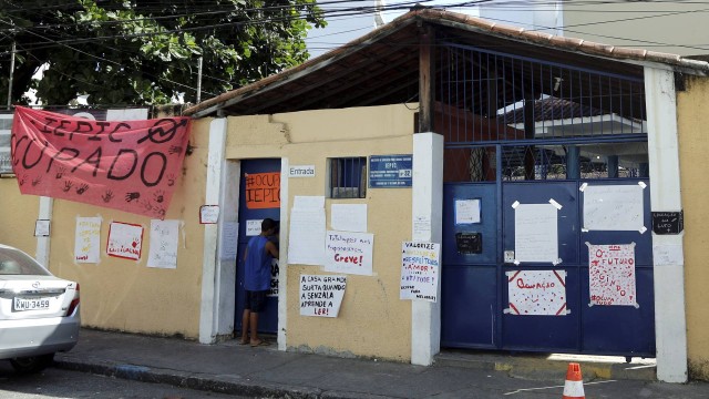 Fachada de escola ocupada em Niterói