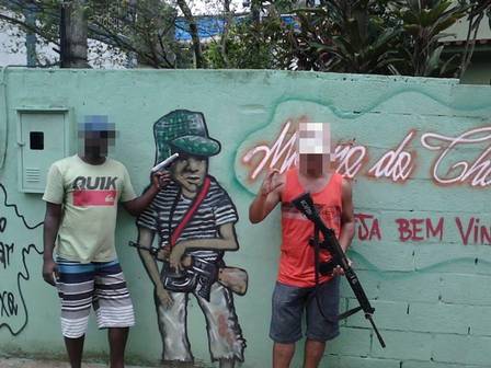 Após expulsar facção rival, bandidos posaram para fotos no Morro do Chaves
