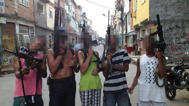 Bandidos posam com fuzis no Morro do Chaves após invasão