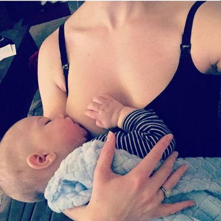 Naomi já postou em sua conta outras imagens amamentando o filho, hoje com 10 meses.