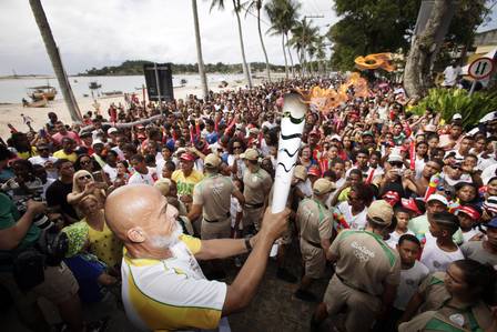 A tocha olímpica passa pela cidade de Itacaré, na Bahia