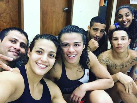 Claudinha Gadelha (C) em mais um treino para o UFC
