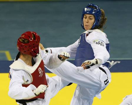 Judoca Natalia Falavigna lutando contra a sueca Karolina Kedzierska