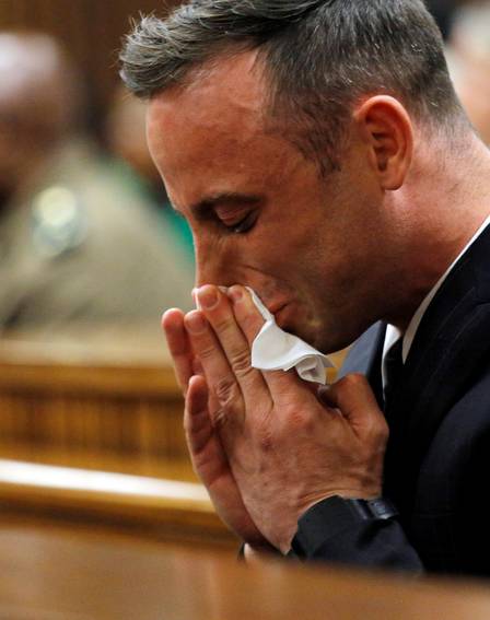 Pistorius chora ao ouvir o depoimento de Barry Steenkamp.
