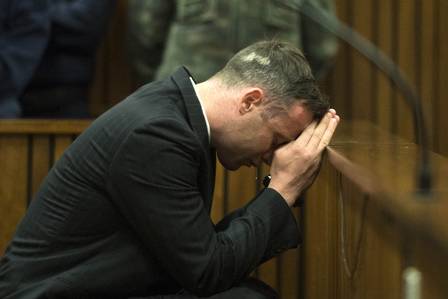 Ajoelhado, Pistorius acompanha julgamento