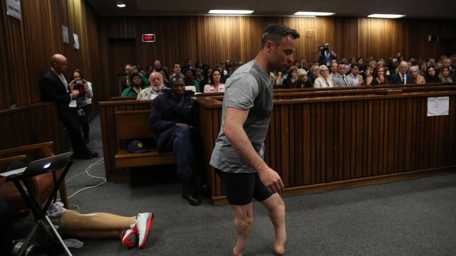 Oscar Pistorius ficou sem as próteses durante julgamento