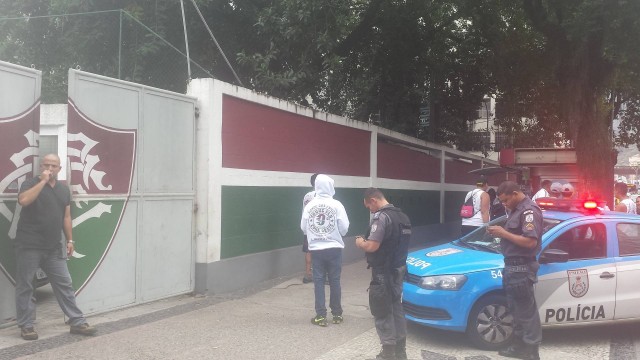 Policiais reforçaram a saída das Laranjeiras, sede do Fluminense