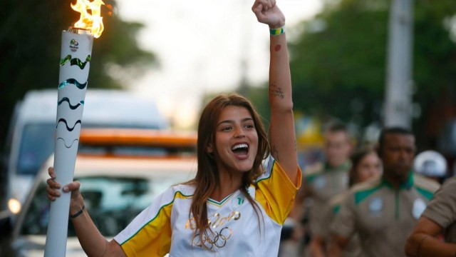 A atriz argentina Calu Rivera carregou a tocha em Foz do Iguaçu
