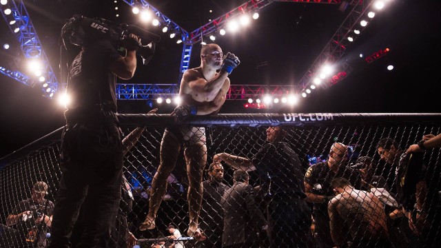 Eddie Alvarez celebra após ganhar o cinturão dos leves do UFC