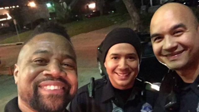 Cuba Gooding Jr. chora ao lembrar de foto com policial morto em Dallas
