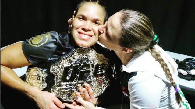 Campeã do UFC Amanda Nunes ganha beijo da namorada