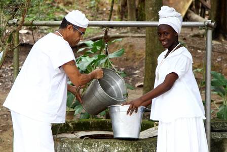 Moradores do quilombo conservam tradição antiga, como tirar água do poço