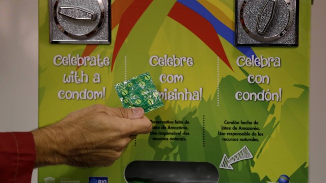 Máquina de preservativos da Vila Olímpica: “Celebre com camisinha”
