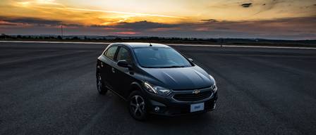 Líder de vendas no Brasil, o Chevrolet Onix muda de visual