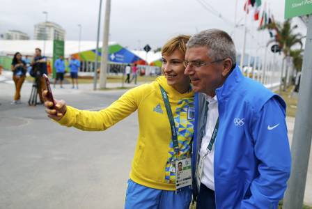 Presidente do COI aproveita passeio pela Vila Olímpica para tirar foto com atletlas.