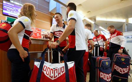 Atletas fazem check-in antes de embarcar para o Brasil.