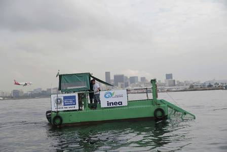 Barco ecoboat ajuda na limpeza da Baía