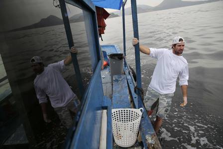 Barco ajuda na limpeza da Baía de Guanabara