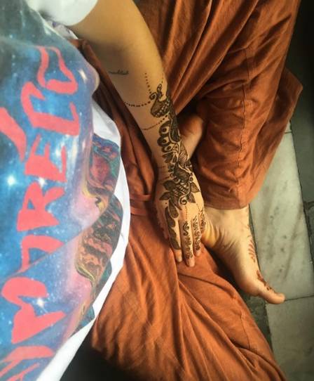 Laura Neiva mostra tatuagem de henna
