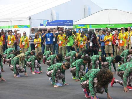 Bailarinos fazem coreografia na cerimonia de boas-vindas à delegação brasileira na Vila dos Atletas