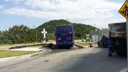 Ônibus segue para a Vila e passa por cima de asfalto sendo recapeado