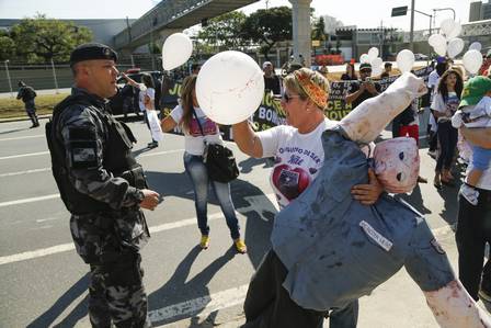 Mãe de policial participou de protesto