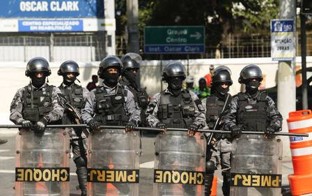 Batalhão de Choque impede passagem de familiares de policiais