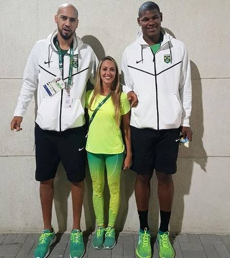 Pamela Nogueira posa com Markinhos e Felício, da seleção de basquete