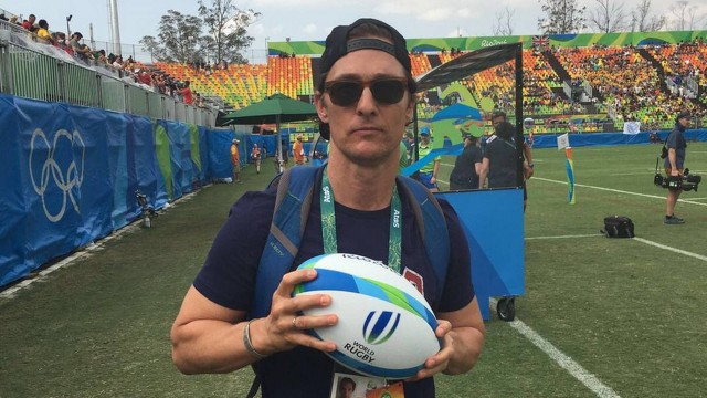 O ator americano Matthew McConaughey posa para foto no jogo de rúgbi entre EUA e Fiji