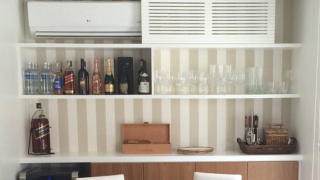 Exemplo do bar montado na estante ao fundo, usando as prateleiras