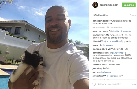 Adriano posa com sua 'bebê' em frente à piscina