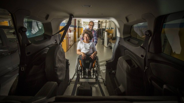 Carros como a Chevrolet Spin podem ser adaptados para facilitar a entrada do passageiro sem sair da cadeira de rodas