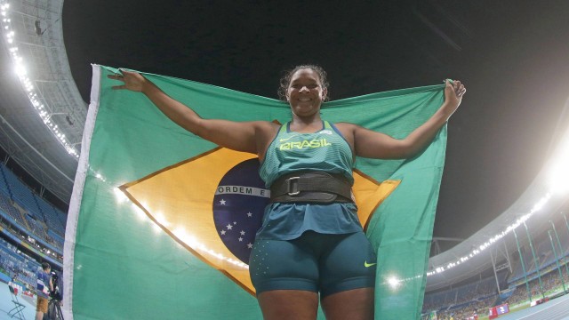 Shirlene Coelho comemora a medalha de ouro
