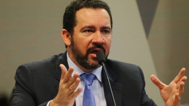 Em junho, o ministro interino do Planejamento, Dyogo Oliveira, prometeu cortar 4.307 cargos comissionados