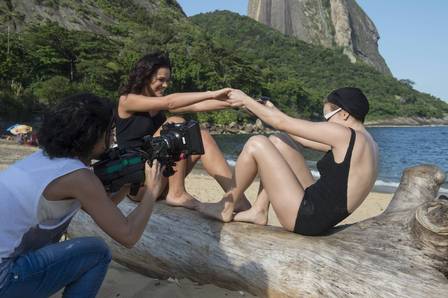 Bruna Marquezine e Letícia Colin gravam cenas de intimidade em 