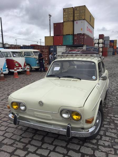 TL Frente alta / Kombis brasileiras e outros modelos da Volkswagen antigos fabricados no país são exportados de Santos para a Europa