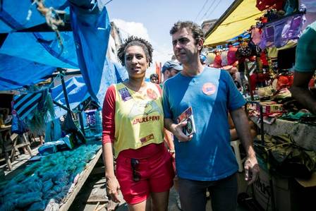 Marielle e Marcelo Freixo em campanha na Maré