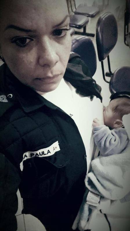 Ana Paula amamenta o bebê