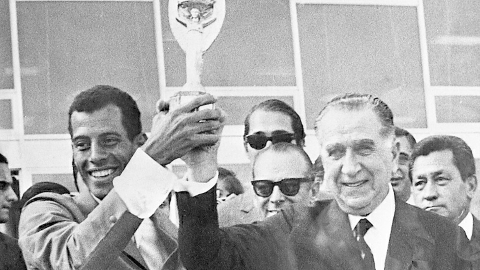 O Presidente Médici ergue a taça Jules Rimet ao lado dos jogadores e Carlos Alberto Torres ao regressar do México e homenagens em Brasília, em 1970.