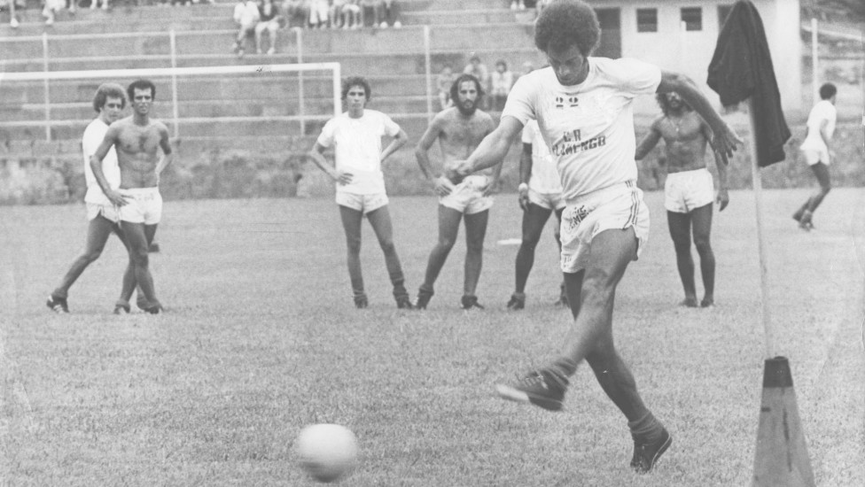 Carlos Alberto Torres exercita a pontaria no treino, em Miguel Pereira em 1977.