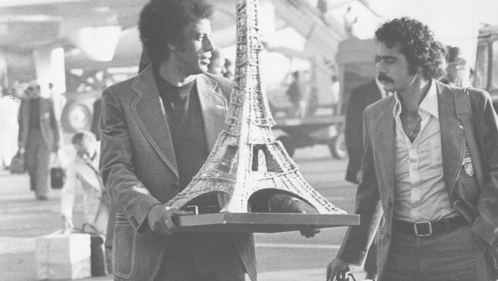No aeroporto do Galeão em 1976 Carlos Alberto com o troféu conquistado em Paris e Rivelino.