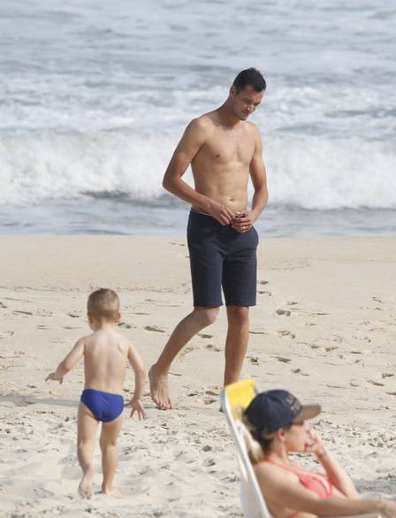O zagueiro Réver com o filho caçula e a mulher na praia