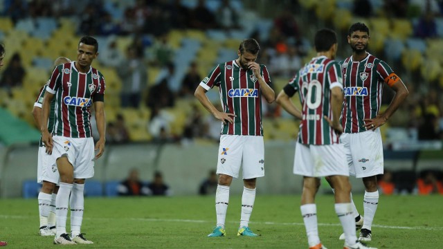 Jogadores do Fluminense desolados após o empate