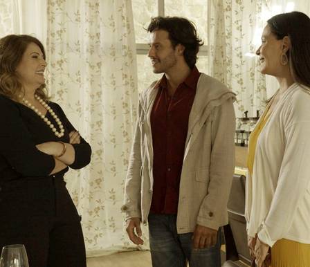 Em “Haja coração”, Sonia é Angelina, mãe de Henrique (Nando Rodrigues) e sogra de Penélope (Carolina Ferraz)