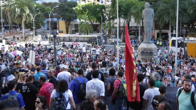Servidores públicos protestam em frente à Assembleia Legislativa em 01/11/201