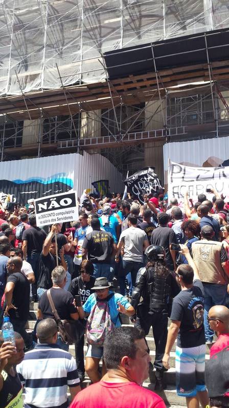 Servidores protestam no Centro do Rio