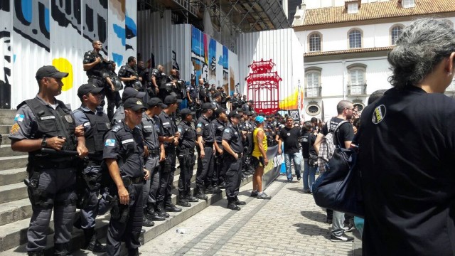 Policiais buscam impedir que manifestantes ocupem o Palácio Tiradentes