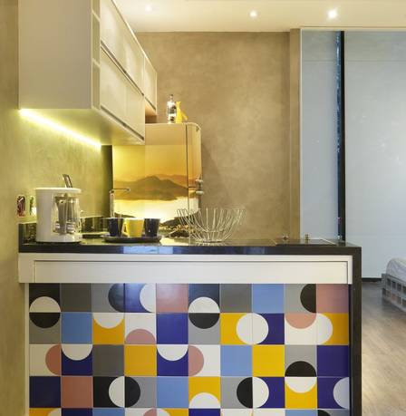 A base da bancada da cozinha ganhou azulejaria no projeto de Cyntia Sabat, na Morar mais por menos