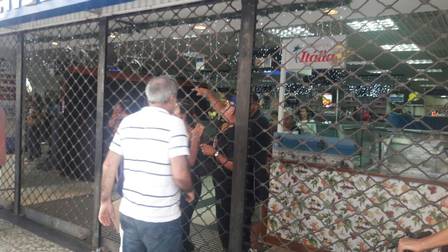 Seguranças fecham as portas do Terminal Garagem Menezes Côrtes